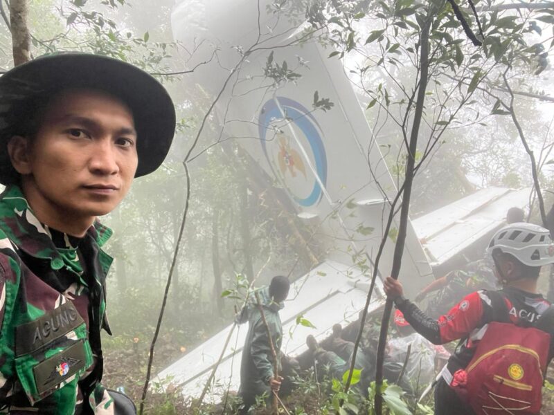 Prajurit TNI dari Kodam XIV/Hasanuddin yang tergabung dalam Tim SAR Gabungan berhasil menemukan Black Box