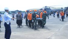 Helikopter H225M Caracal TNI Angkatan Udara berhasil mengevakuasi dua bagian tubuh (body part) korban jatuhnya pesawat ATR 42-500