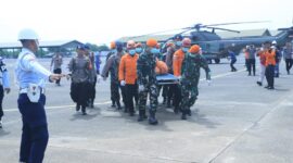 Helikopter H225M Caracal TNI Angkatan Udara berhasil mengevakuasi dua bagian tubuh (body part) korban jatuhnya pesawat ATR 42-500