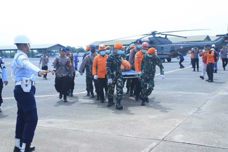 Helikopter H225M Caracal TNI Angkatan Udara berhasil mengevakuasi dua bagian tubuh (body part) korban jatuhnya pesawat ATR 42-500