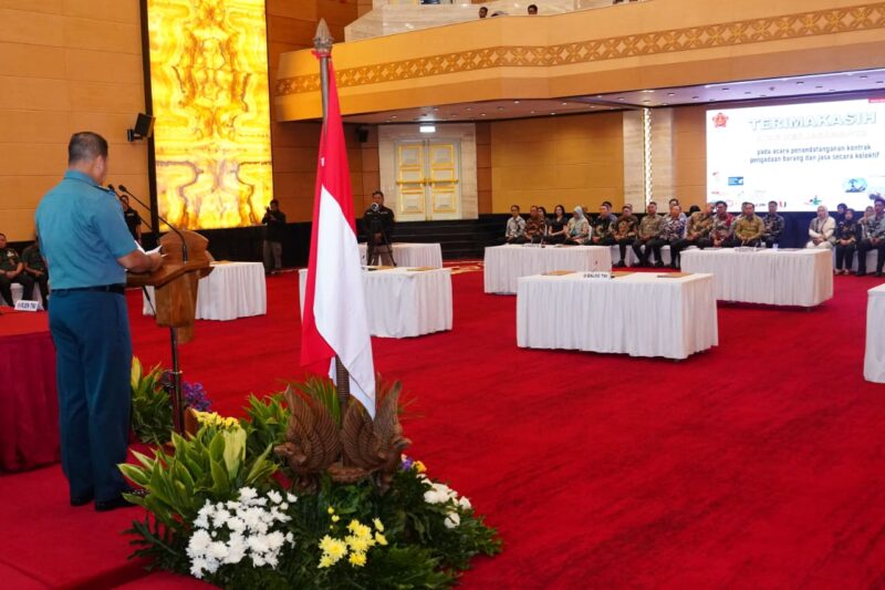 Panglima TNI Jenderal TNI Agus Subiyanto yang diwakili Inspektur Jenderal (Irjen) TNI Laksdya TNI Hersan memimpin acara Penandatanganan Kontrak