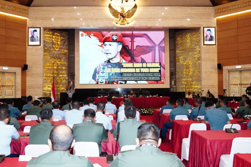 Kepala Staf Umum (Kasum) TNI Letjen TNI Richard Tampubolon didampingi Asintel Panglima TNI Mayjen TNI Rio Firdianto secara resmi membuka Rapat Koordinasi Intelijen TNI