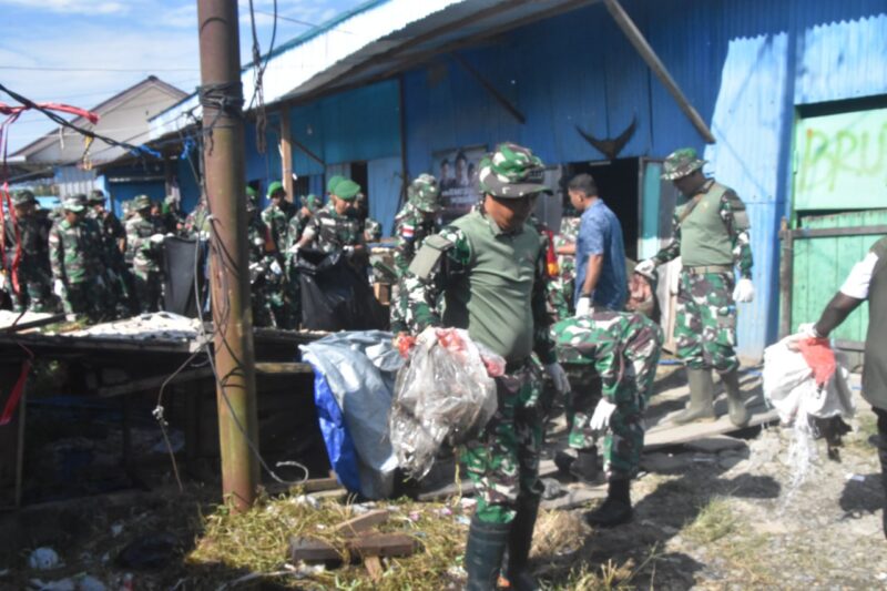 Kodim 1710/Mimika menggelar aksi bersih-bersih sampah di Pasar Sentral Timika