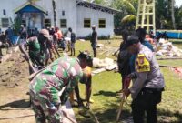 Wujud kerja nyata Babinsa Koramil 1710-01/Kokonao Serka Hendrik F. Renyaan bersama warga masyarakat binaan