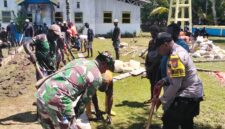 Wujud kerja nyata Babinsa Koramil 1710-01/Kokonao Serka Hendrik F. Renyaan bersama warga masyarakat binaan