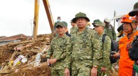 Panglima TNI Jenderal TNI Agus Subiyanto meninjau langsung lokasi bencana tanah longsor di Desa Pasirlangu, Kecamatan Cisarua
