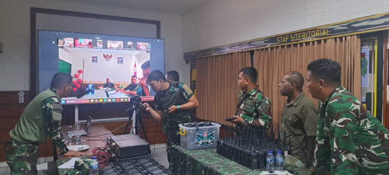 Kodim 1710/Mimika mengikuti kegiatan video conference (vicon) pengecekan materil yang diselenggarakan oleh Komlekdam XVII/Cenderawasih