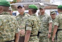 Wakil Panglima TNI Jenderal TNI Tandyo Budi R mendampingi Menteri Pertahanan RI Sjafrie Sjamsoeddin meninjau langsung Yonif TP 888/Satria Sejati