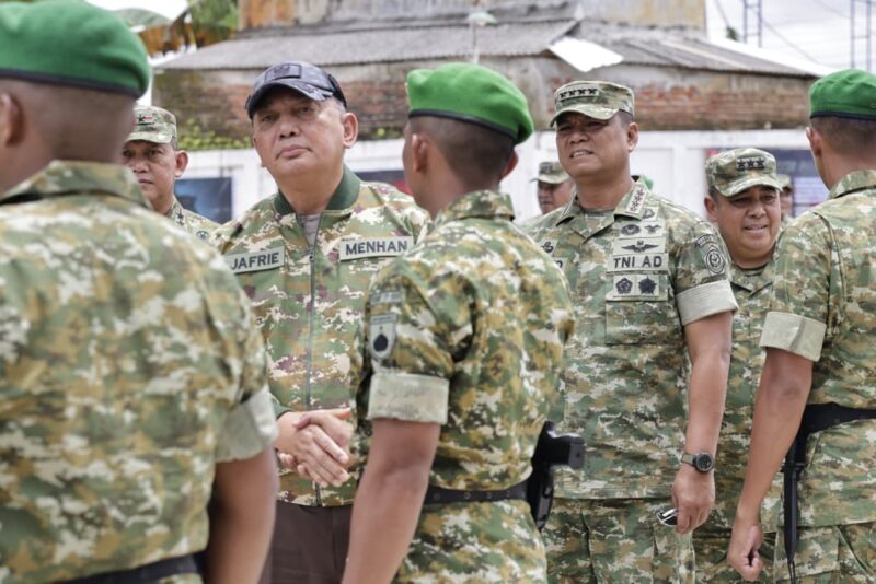Wakil Panglima TNI Jenderal TNI Tandyo Budi R mendampingi Menteri Pertahanan RI Sjafrie Sjamsoeddin meninjau langsung Yonif TP 888/Satria Sejati