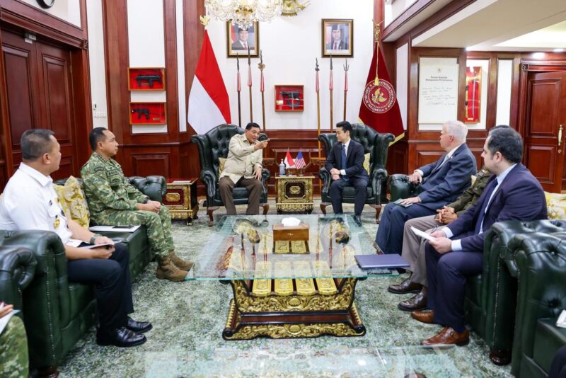 Panglima TNI Jenderal TNI Agus Subiyanto mendampingi Menteri Pertahanan Republik Indonesia (Menhan RI) Sjafrie Sjamsoeddin menerima kunjungan kehormatan