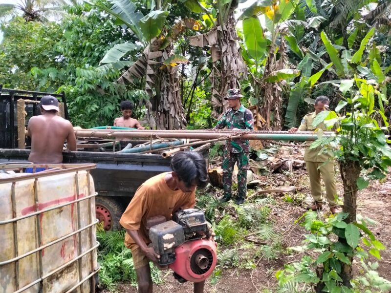 Personel TMMD ke-127 Kodim 1514/Morotai melaksanakan pemasangan mesin bor air dalam rangka pengerjaan sasaran sumur bor di Desa Falila