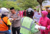 Polres Pesisir Selatan bersama pengurus Bhayangkari cabang Pesisir Selatan dan penjabat utama (PJU) Polres Pesisir Selatan menunjukkan kepedulian sosial