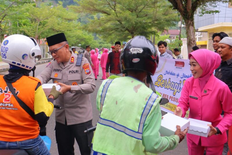 Polres Pesisir Selatan bersama pengurus Bhayangkari cabang Pesisir Selatan dan penjabat utama (PJU) Polres Pesisir Selatan menunjukkan kepedulian sosial