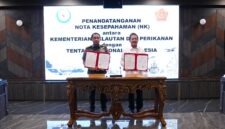 Panglima TNI Jenderal TNI Agus Subiyanto bersama Menteri Kelautan dan Perikanan Republik Indonesia menandatangani Nota Kesepahaman