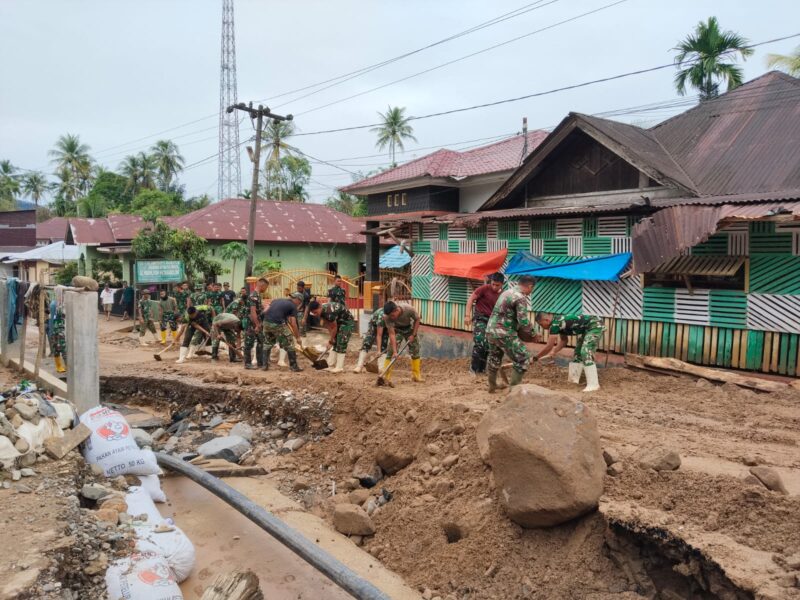 TNI melalui Korem 023/KS bergerak cepat melaksanakan langkah-langkah tanggap darurat guna membantu masyarakat terdampak banjir bandang