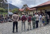 Aparat gabungan Tentara Nasional Indonesia (TNI) dan Kepolisian Republik Indonesia (Polri) Distrik Ilu telah mengawal Aksi Demo Damai