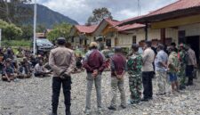 Aparat gabungan Tentara Nasional Indonesia (TNI) dan Kepolisian Republik Indonesia (Polri) Distrik Ilu telah mengawal Aksi Demo Damai