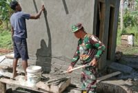 Personel TMMD ke-127 Kodim 1514/Morotai bersama warga melaksanakan kegiatan pelesteran MCK di Desa Dehegila