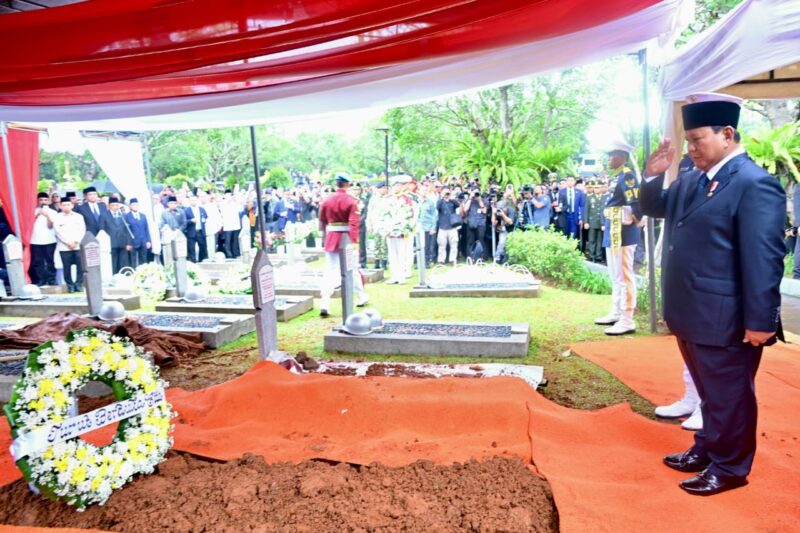 Panglima TNI Jenderal TNI Agus Subiyanto memimpin upacara penyerahan jenazah Wakil Presiden ke-6 Republik Indonesia almarhum Jenderal TNI (Purn) Try Sutrisno