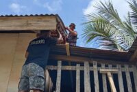 Personel TMMD ke-127 Kodim 1514/Morotai melanjutkan pekerjaan flur lantai dan pemasangan lisplang Rumah Tidak Layak Huni