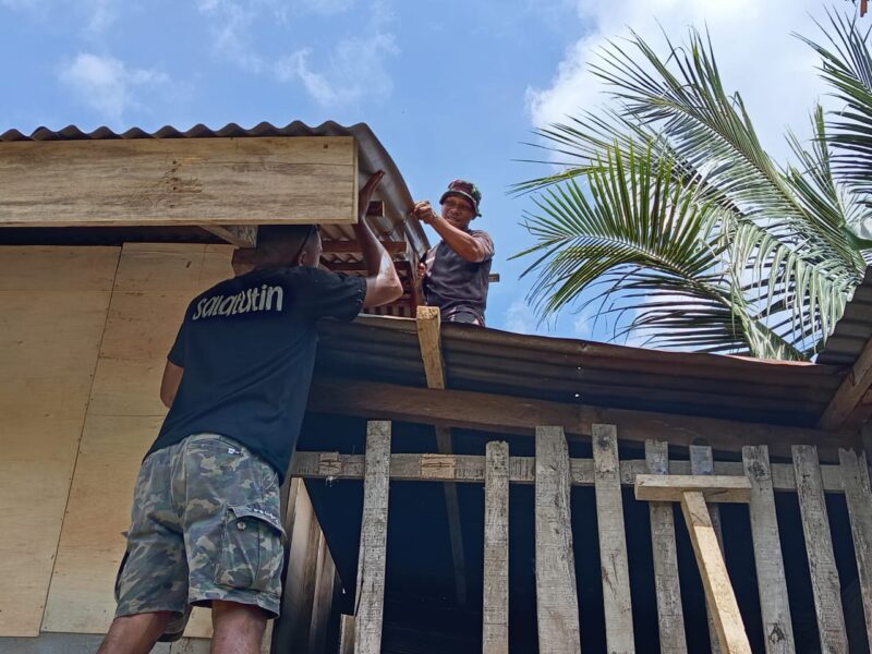 Personel TMMD ke-127 Kodim 1514/Morotai melanjutkan pekerjaan flur lantai dan pemasangan lisplang Rumah Tidak Layak Huni