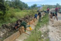 Personel Satgas TMMD ke-127 Kodim 1514/Morotai melaksanakan pemasangan mal serta pengecoran pembangunan drainase