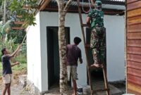 Personel TMMD ke-127 Kodim 1514/Morotai bersama masyarakat melaksanakan pengecatan MCK di Desa Dehegila