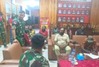 Penyerahan enam warga yang sebelumnya diamankan dalam operasi Tim Patroli Koops TNI Papua