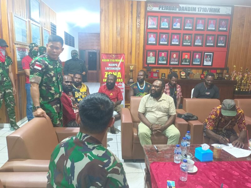 Penyerahan enam warga yang sebelumnya diamankan dalam operasi Tim Patroli Koops TNI Papua