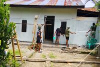 Personel TMMD ke-127 Kodim 1514/Morotai melaksanakan kegiatan pengecatan Rumah Tidak Layak Huni (RTLH) di Desa Mandiri