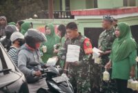 Koramil 1710-01/Kokonao dan Koramil 1710-02/Timika melaksanakan kegiatan pembagian takjil kepada pengguna jalan