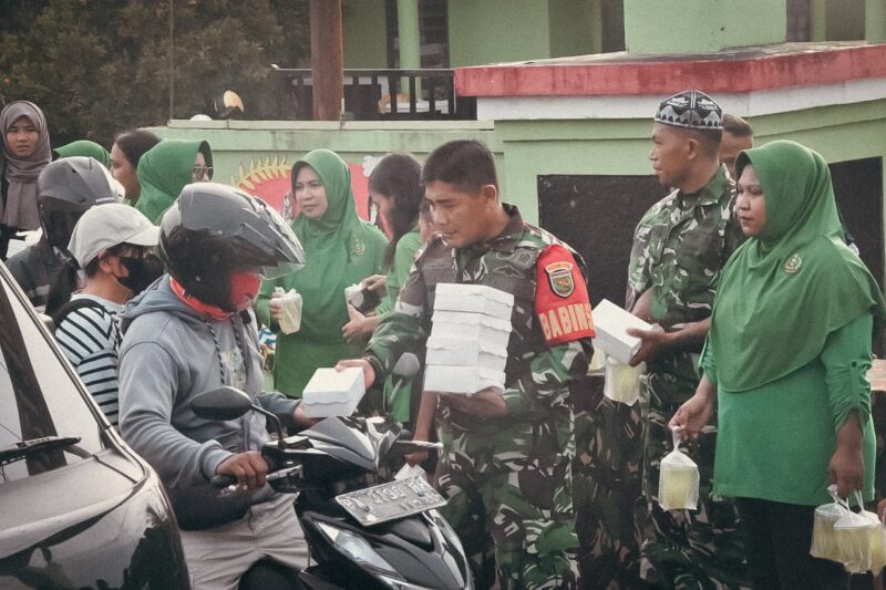 Koramil 1710-01/Kokonao dan Koramil 1710-02/Timika melaksanakan kegiatan pembagian takjil kepada pengguna jalan