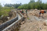 Personel Satgas TMMD ke-127 Kodim 1514/Morotai terus melanjutkan pengerjaan pembangunan got drainase di Desa Gotalamo