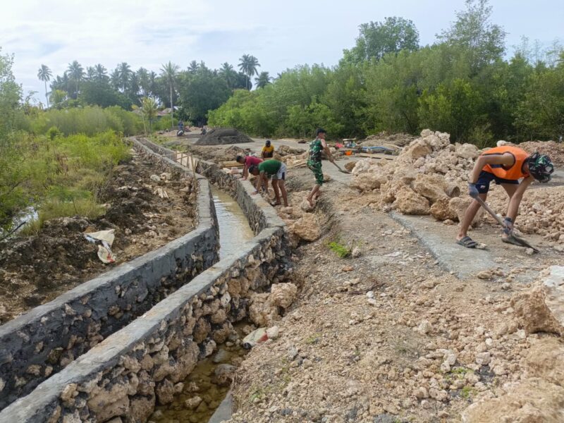 Personel Satgas TMMD ke-127 Kodim 1514/Morotai terus melanjutkan pengerjaan pembangunan got drainase di Desa Gotalamo