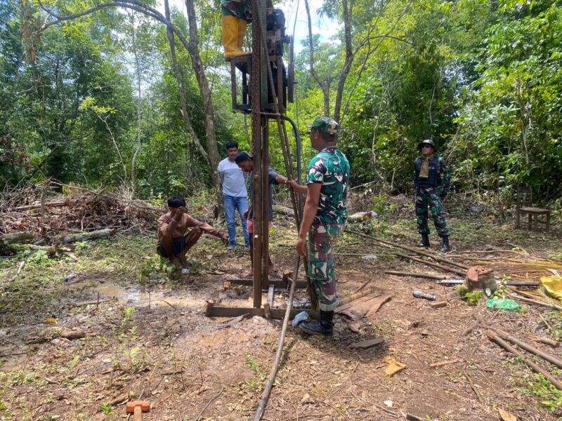 Personel TMMD ke-127 Kodim 1514/Morotai melanjutkan kegiatan pengeboran sumur bor
