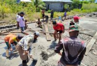 Personel TMMD ke-127 Kodim 1514/Morotai melaksanakan pengecoran plat deker gorong-gorong di Desa Gotalamo