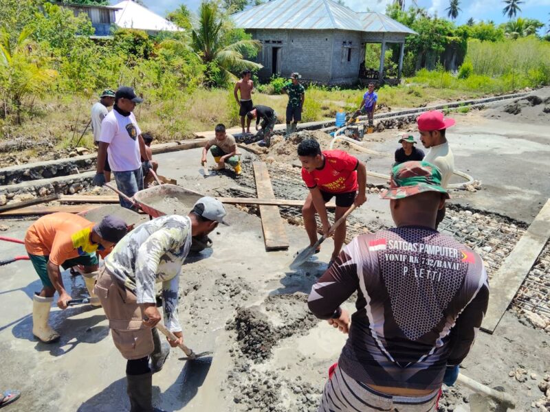 Personel TMMD ke-127 Kodim 1514/Morotai melaksanakan pengecoran plat deker gorong-gorong di Desa Gotalamo