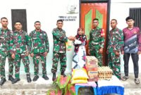 Dansatgas TMMD Kodim 1514/Morotai Letkol Arh Ir. Masykur Akmal, S.T., M.T., memberikan santunan berupa paket sembako kepada warga
