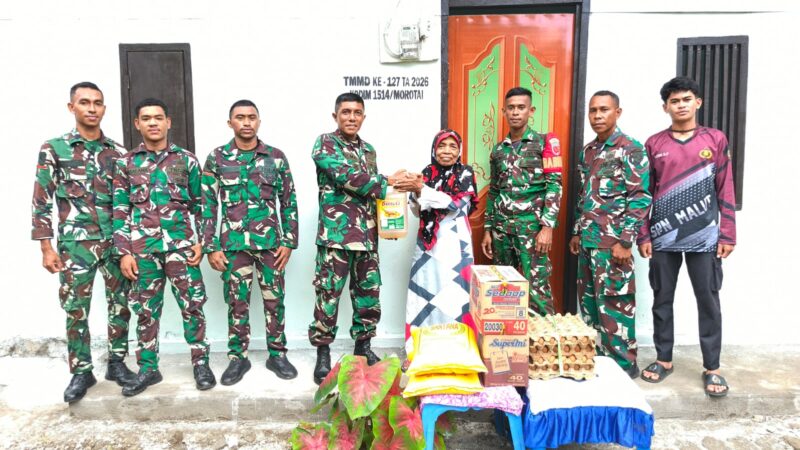 Dansatgas TMMD Kodim 1514/Morotai Letkol Arh Ir. Masykur Akmal, S.T., M.T., memberikan santunan berupa paket sembako kepada warga