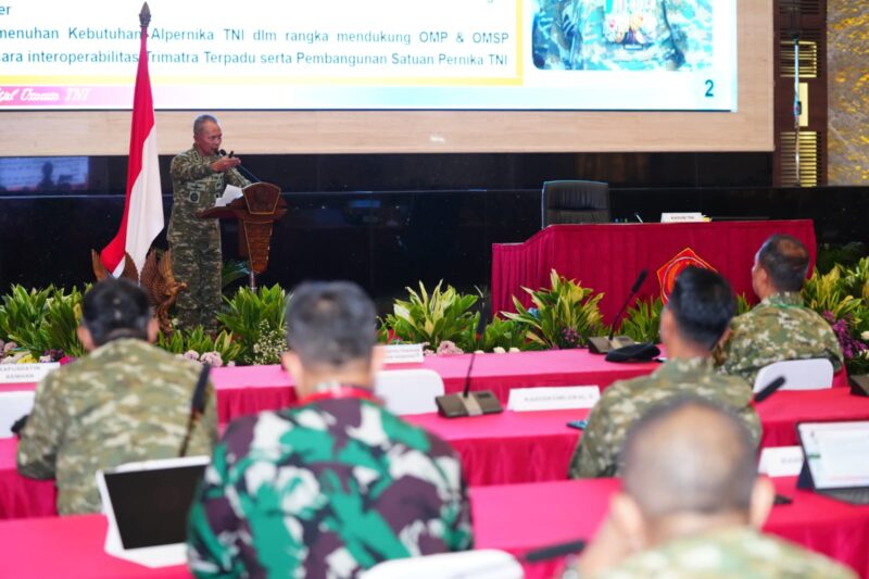 Kepala Staf Umum (Kasum) TNI Letjen TNI Richard Tampubolon didampingi Askomlek Panglima TNI Marsda TNI Basuki Rochmat membuka secara resmi Rapat Koordinasi Komunikasi dan Elektronika