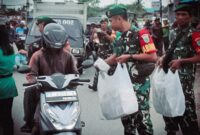 Koramil 1710-03/Kuala Kencana bersama Koramil 1710-05/Jila menggelar kegiatan berbagi takjil kepada masyarakat