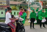 Koramil 1710-07/Mapurujaya melaksanakan kegiatan pembagian takjil kepada warga