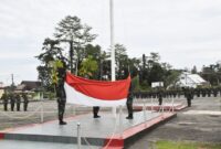 Komandan Kodim 1710/Mimika, Letkol Inf Redi Dwi Yuda Kurniawan, S.I.P., memimpin pelaksanaan upacara bendera