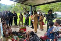 Sebanyak 21 warga pengungsi berhasil dievakuasi secara aman oleh aparat gabungan TNI bersama pemerintah daerah