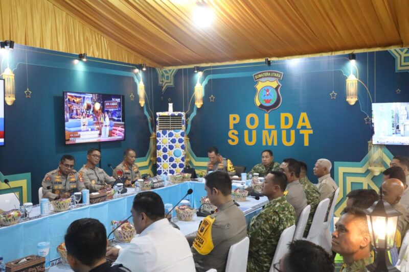 Panglima TNI Jenderal TNI Agus Subiyanto bersama Kapolri Jenderal Pol. Listyo Sigit Prabowo meninjau Pos Pengamanan Mudik Lebaran 2026