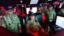 Panglima TNI Jenderal TNI Agus Subiyanto didampingi Kepala Staf Angkatan dan para Petinggi Kemhan meninjau kedatangan Kapal Perang Republik Indonesia