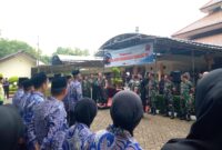 Panglima TNI Jenderal TNI Agus Subiyanto memberikan penghargaan terhadap pengabdian Prajurit dan Aparatur Sipil Negara