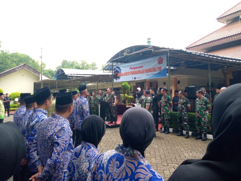 Panglima TNI Jenderal TNI Agus Subiyanto memberikan penghargaan terhadap pengabdian Prajurit dan Aparatur Sipil Negara