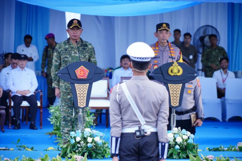 Panglima TNI Jenderal TNI Agus Subiyanto bersama Kapolri Jenderal Polisi Listyo Sigit Prabowo memimpin Apel Gelar Pasukan Operasi Terpusat “Ketupat 2026”