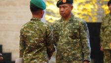 Panglima TNI Jenderal TNI Agus Subiyanto memberikan anugerah Kenaikan Pangkat Luar Biasa (KPLB) kepada prajurit TNI
